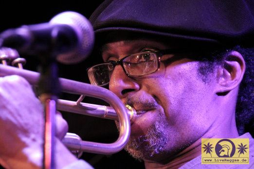 Kevin Batchelor (USA) with The Skatalites - Noels Ballroom, Leipzig 15. November 2011 (4).JPG